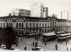 Nos anos 1970, os ônibus ocupavam totalmente o atual Largo Glênio Peres