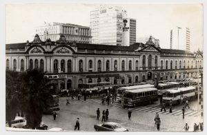 Nos anos 1970, os ônibus ocupavam totalmente o atual Largo Glênio Peres