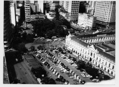 Carros estacionados ocupam o que antes era uma das praças mais charmosas de Porto Alegre, ao lado do Mercado Público