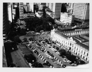 Carros estacionados ocupam o que antes era uma das praças mais charmosas de Porto Alegre, ao lado do Mercado Público