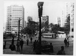 Até 1970, bondes e automóveis conviveram nas ruas de Porto Alegre