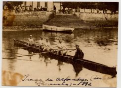Imagem de 1892 com uma equipe de remo partindo das escadarias do antigo Cais