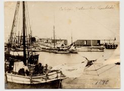 Movimentação de embarcações nas águas defronte ao Mercado Público na imagem de 1890