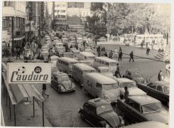 Os automóveis passaram a dominar completamente a cena urbana do Centro de Porto Alegre nos anos 1970