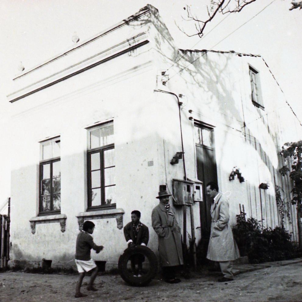 A casa onde nasceu Lupi. Ele e Hamilton Chaves em 1952, em matéria para a Revista do Globo. Fotos: Pedro Flores (acervo Ricardo Chaves)