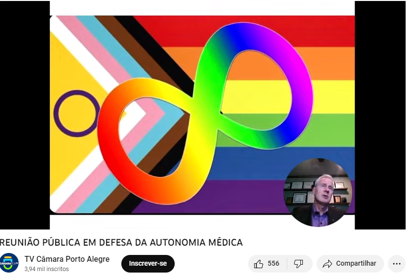 Na apresentação de McCullough, que distorceu evidências científicas, o símbolo do autismo foi misturado às cores do arco-íris LGBTQIAP+ porque haveria uma ligação entre o transtorno e a transexualidade, e o crescimento da incidência de ambos estaria associado ao avanço da “hipervacinação”. Reprodução: CMPA/YouTube.