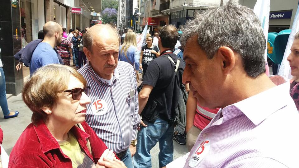 Gil Almeida e Melo conversam com eleitora em campanha de 2016. (Foto: divulgação)